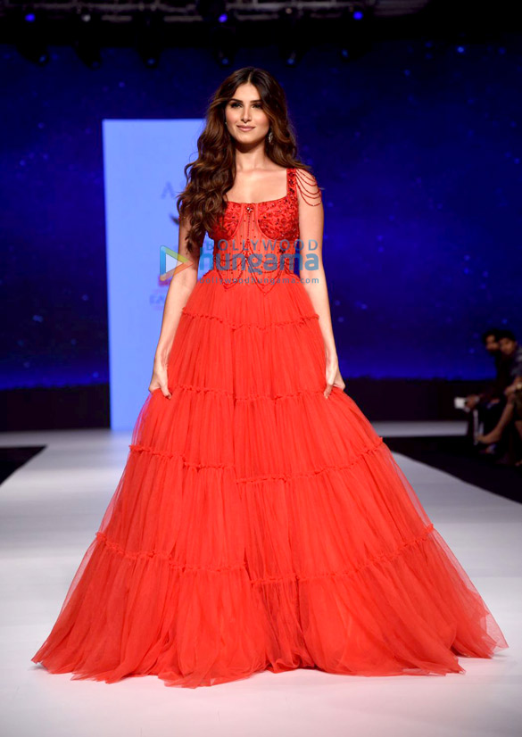 photos tara sutaria and gauahar khan walk the ramp at the bombay times fashion week 2021 2