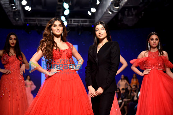 photos tara sutaria and gauahar khan walk the ramp at the bombay times fashion week 2021 3