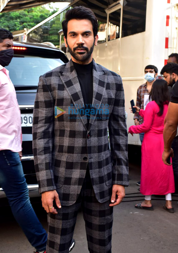 photos the kapil sharma show kriti sanon and rajkummar rao snapped during hum do hamare do promotions 3