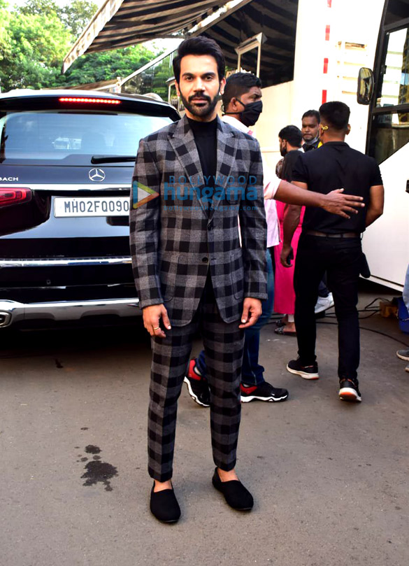 photos the kapil sharma show kriti sanon and rajkummar rao snapped during hum do hamare do promotions 5
