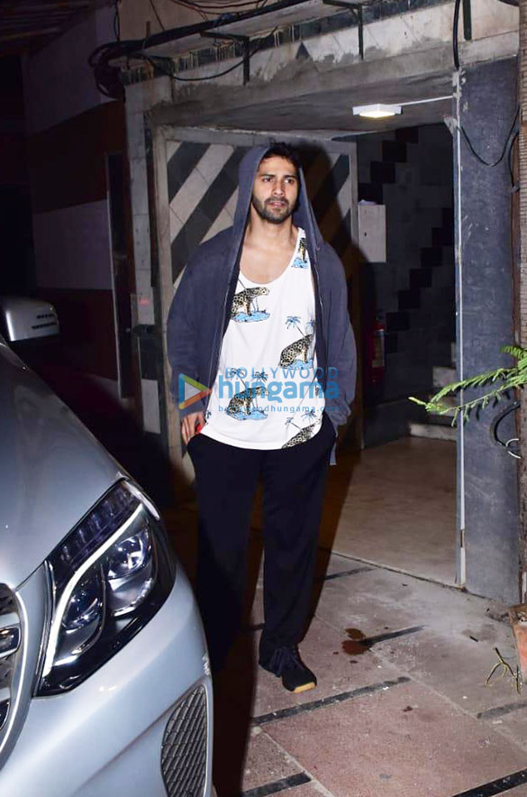 photos varun dhawan snapped at the gym in juhu 1 9