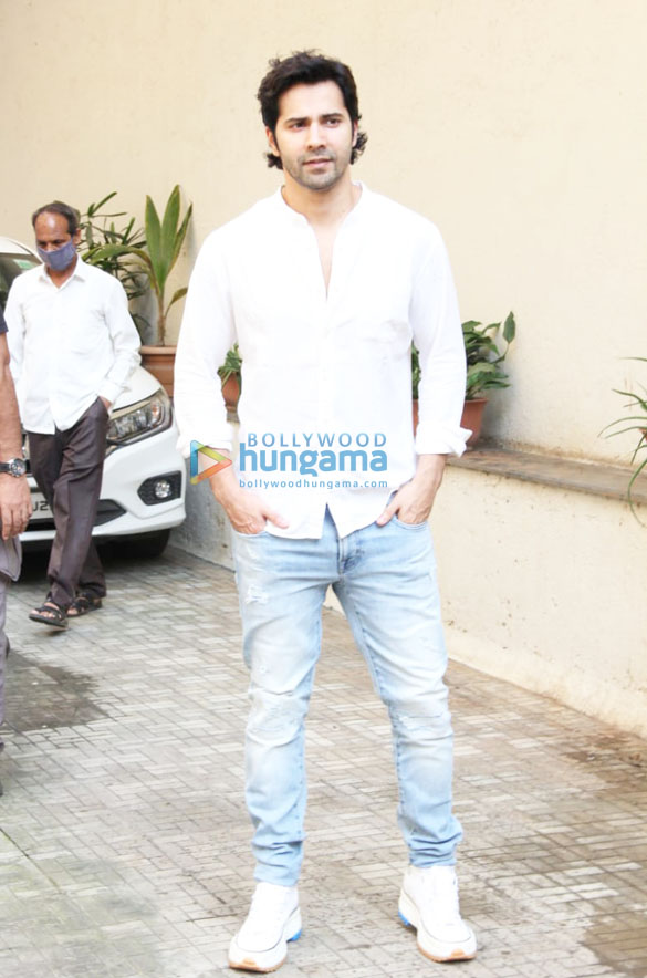 photos varun dhawan spotted at the dharma productions office in khar 1