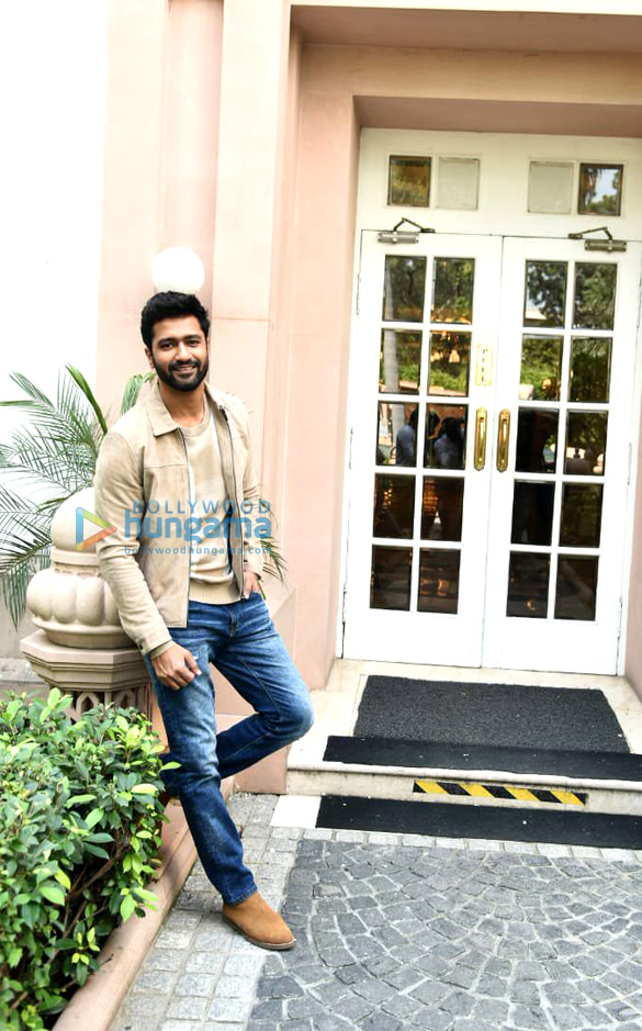 photos vicky kaushal shoojit sircar and ronnie lahiri snapped promoting sardar udham in new delhi 5