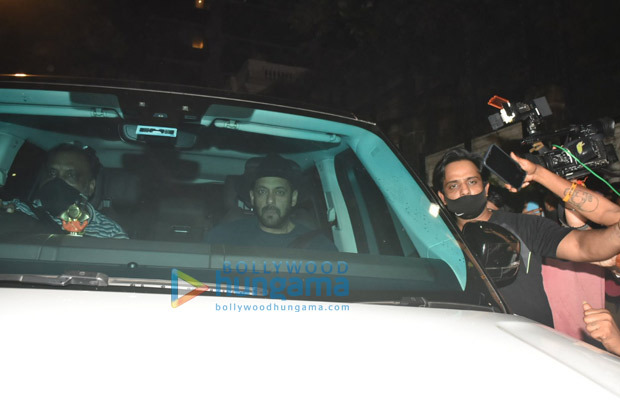 Salman Khan visits Shah Rukh Khan at Mannat after Aryan Khan's arrest in drugs case 