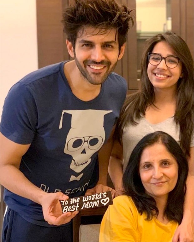 Kartik Aaryan posts an adorable picture with his mother and sister