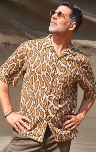 Akshay Kumar recreates his iconic Phir Hera Pheri pose; flaunts ‘side wala swag’