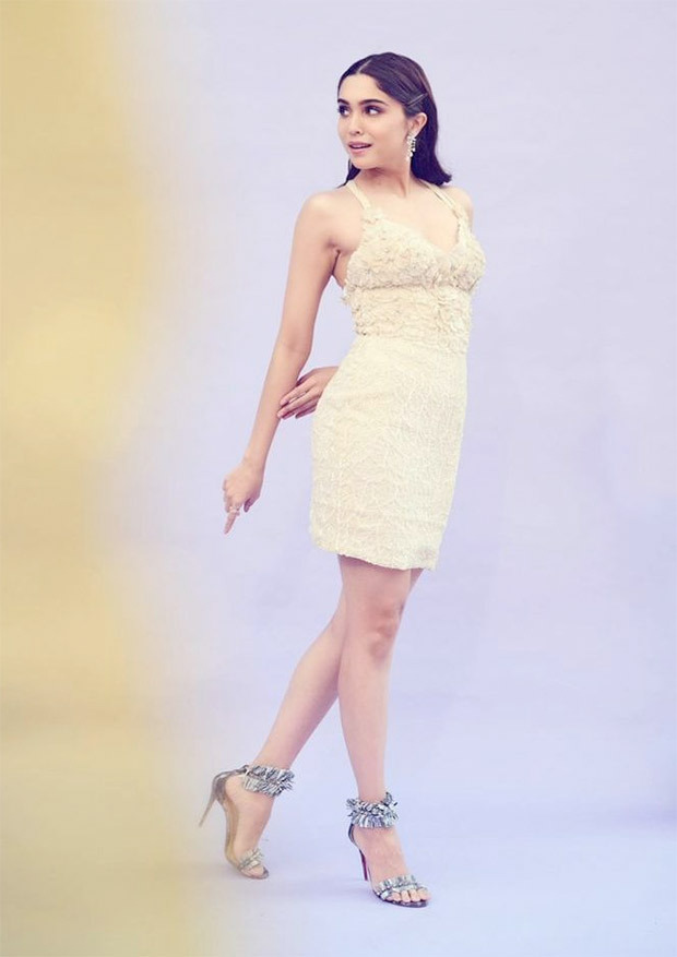Bunty Aur Babli 2 star Sharvari Wagh is bespoke in a beautiful white floral dress as she promotes her film on Bigg Boss 15 Bunty Aur Babli 2 star Sharvari Wagh is bespoke in a beautiful white floral dress as she promotes her film on Bigg Boss 15