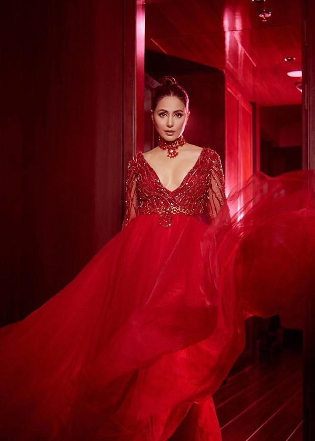 Hina Khan turns up the heat in red plunging neckline gown by Saisha Shinde Hina Khan turns up the heat in red plunging neckline gown by Saisha Shinde