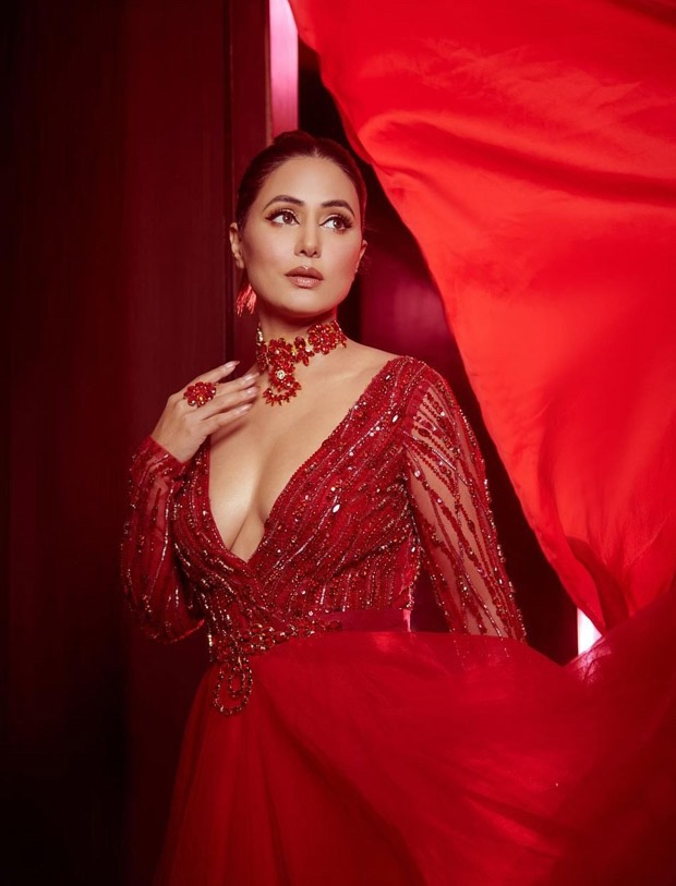 Hina Khan turns up the heat in red plunging neckline gown by Saisha Shinde Hina Khan turns up the heat in red plunging neckline gown by Saisha Shinde
