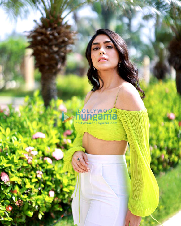 mrunal thakur 1 30