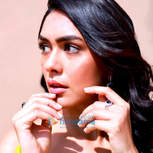 mrunal thakur 4 9