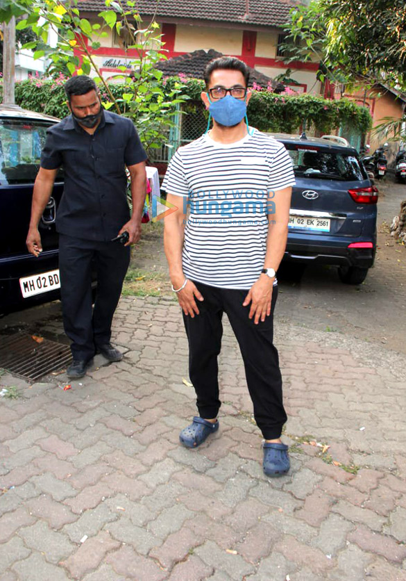 photos aamir khan spotted in bandra 1 3