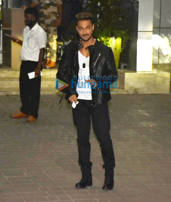 photos aayush sharma mahima makwana and bhumi pednekar spotted at kalina airport 3