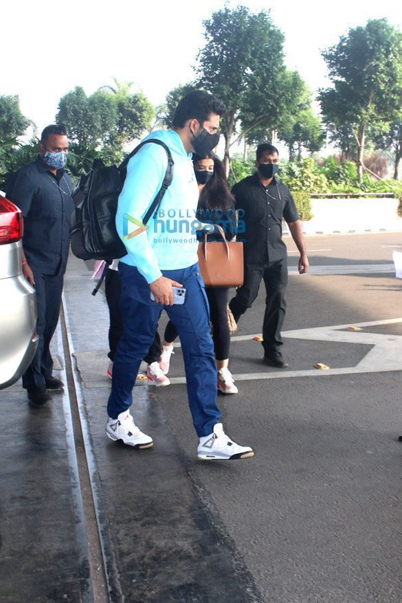 photos abhishek bachchan aishwarya rai bachchan pooja hegde and others snapped at the airport 1