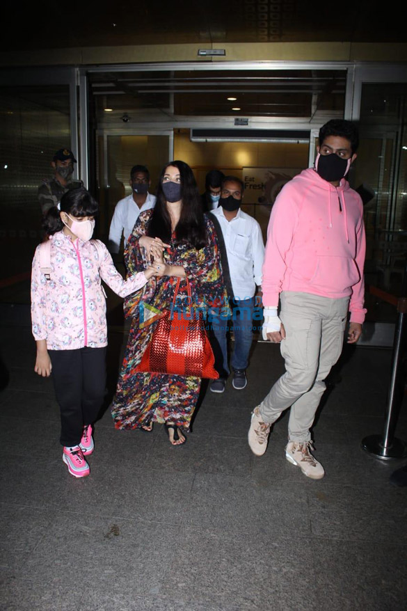 photos abhishek bachchan aishwarya rai bachchan and aaradhya bachchan snapped at the airport 1 2