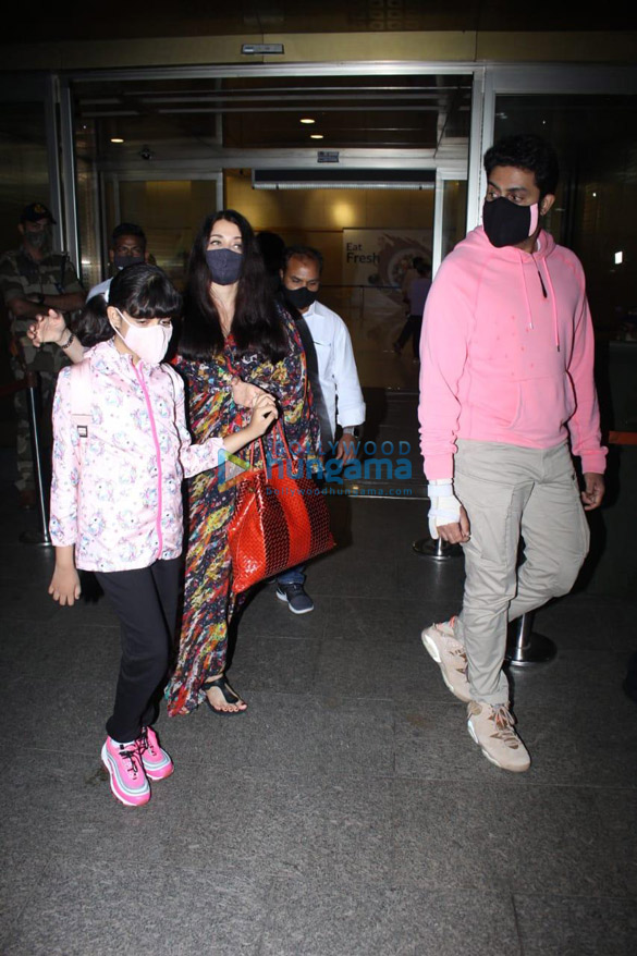 Abhishek Bachchan, Aishwarya Rai Bachchan and Aaradhya Bachchan snapped at  the airport