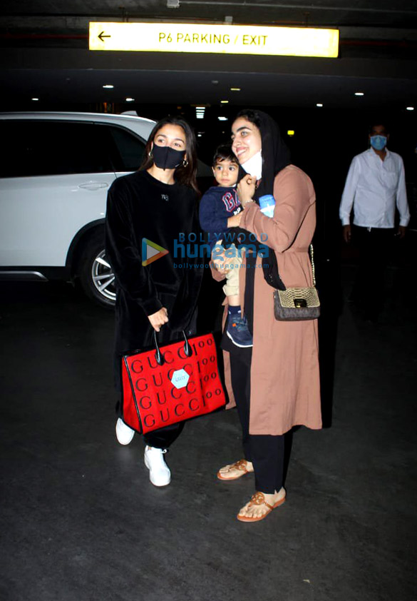 photos alia bhatt snapped at the airport 5