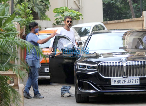 photos arjun rampal spotted in bandra 3