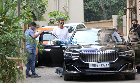 photos arjun rampal spotted in bandra 4