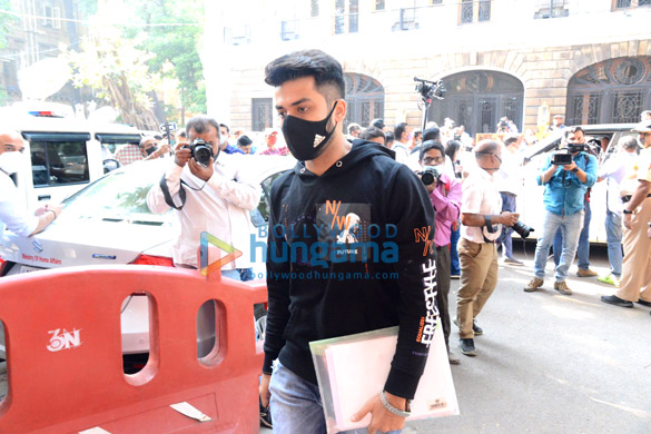 photos aryan khan and arbaaz merchant snapped at the ncb office 5