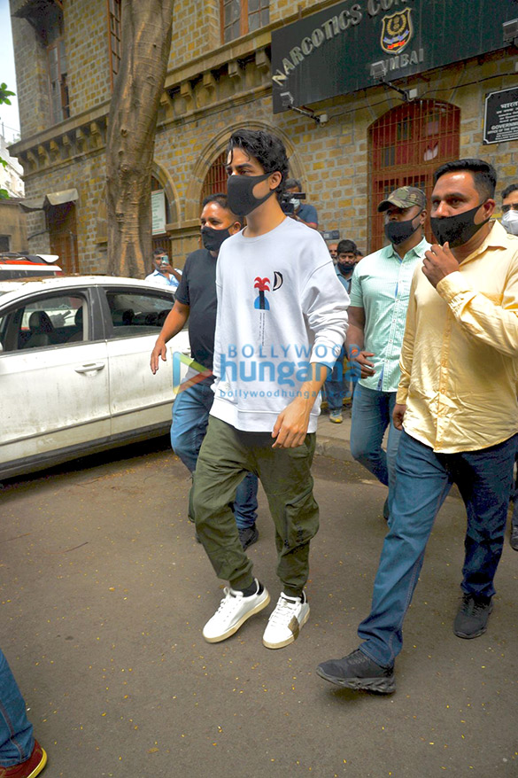 photos aryan khan snapped leaving from the ncb office 4