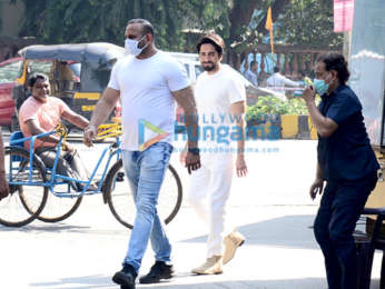 Photos: Ayushmann Khurrana snapped in Juhu for Chandigarh Kare Aashiqui promotions