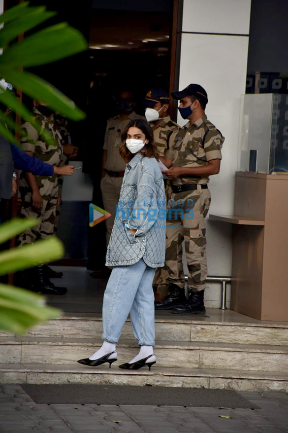Photos: Deepika Padukone and Nora Fatehi snapped at the airport Photos: Deepika Padukone and Nora Fatehi snapped at the airport