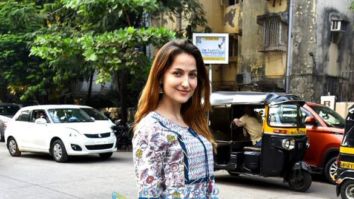 Photos: Elli AvrRam snapped at Kromakay salon in Juhu