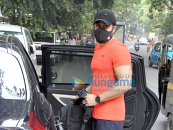 Photos: Emraan Hashmi spotted at the gym in Khar