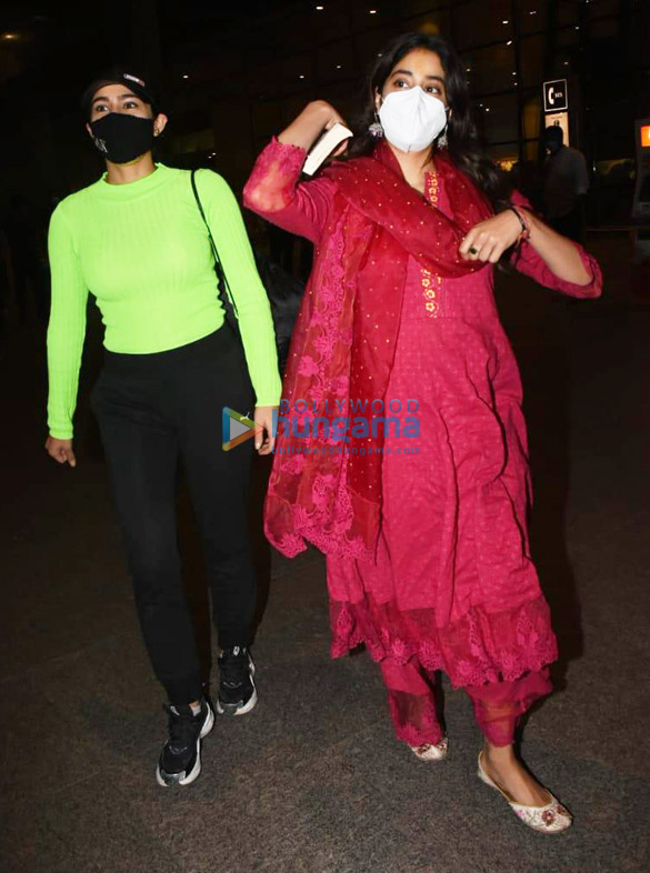 Photos: Janhvi Kapoor and Sara Ali Khan snapped at the airport Photos: Janhvi Kapoor and Sara Ali Khan snapped at the airport