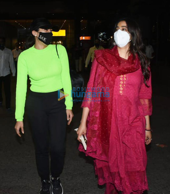 photos janhvi kapoor and sara ali khan snapped at the airport 2