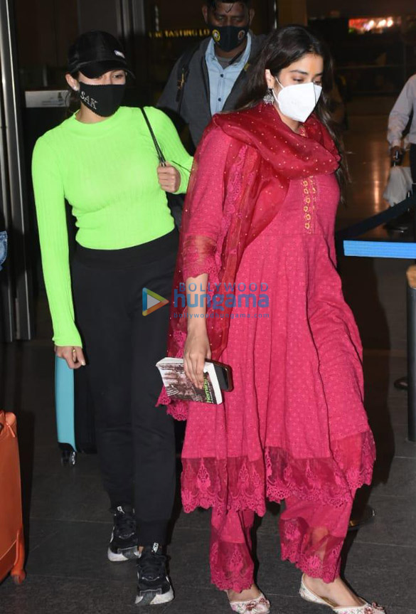 photos janhvi kapoor and sara ali khan snapped at the airport 3