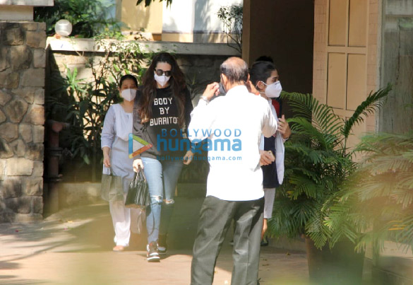 photos karisma kapoor spotted at kareena kapoor khans house in bandra 4