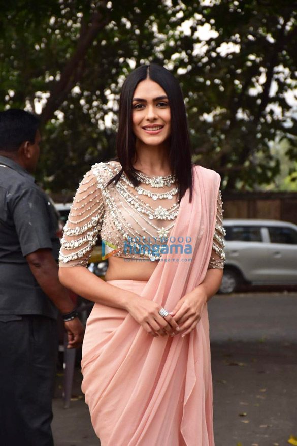 photos kartik aaryan and mrunal thakur snapped promoting their film dhamaka 6