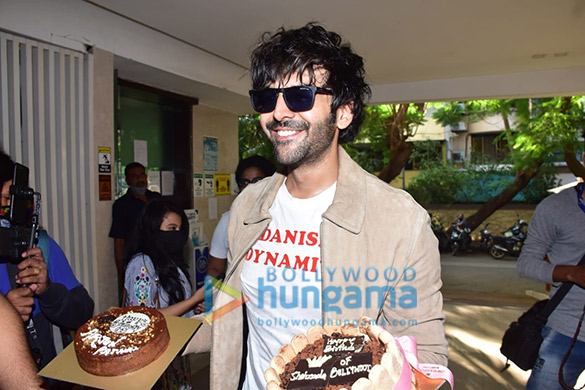 photos kartik aaryan cuts his birthday cake with the media and his fans 1