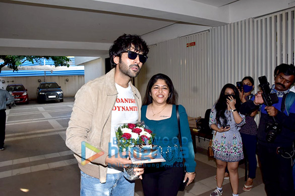 photos kartik aaryan cuts his birthday cake with the media and his fans 4