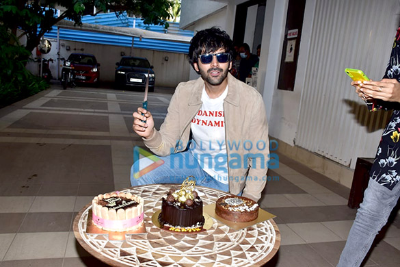 photos kartik aaryan cuts his birthday cake with the media and his fans 5