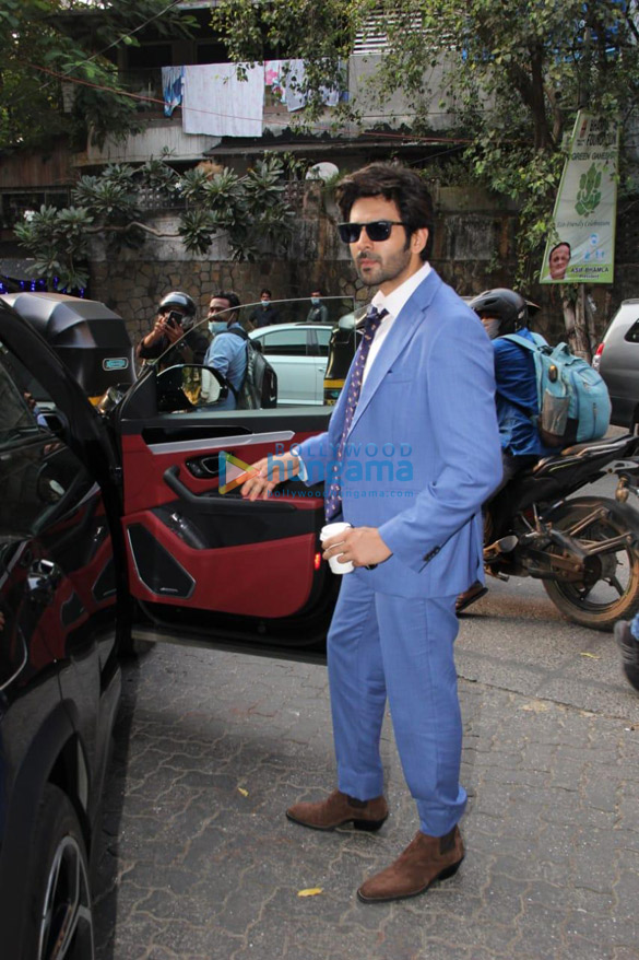 Photos: Kartik Aaryan spotted outside a cafe in Khar Photos: Kartik Aaryan spotted outside a cafe in Khar