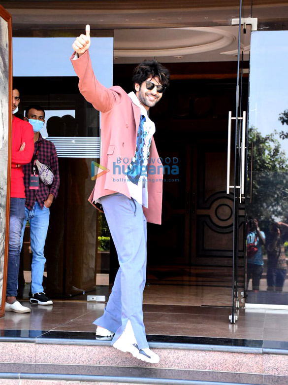 photos kartik aryan spotted at bandra 3