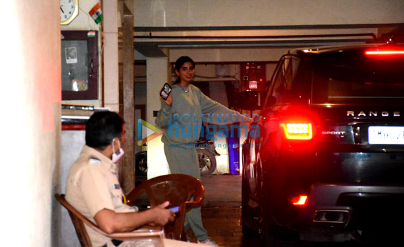photos khushi kapoor spotted in bandra 2