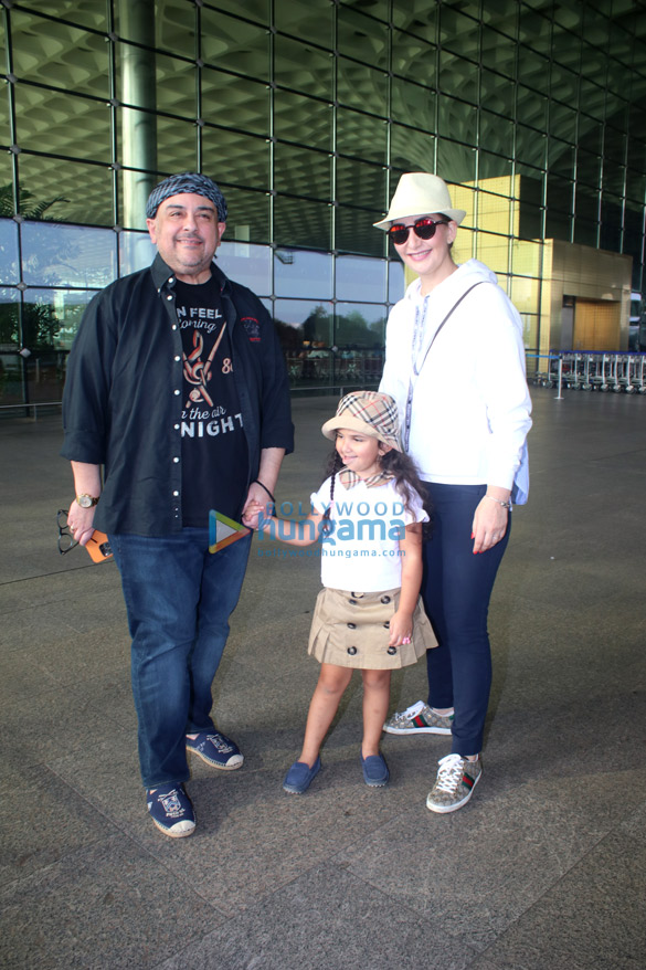 photos kriti sanon mrunal thakur ahan shetty and adnan sami snapped at the airport 4