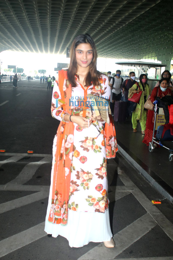 photos kriti sanon mrunal thakur ahan shetty and adnan sami snapped at the airport1 1