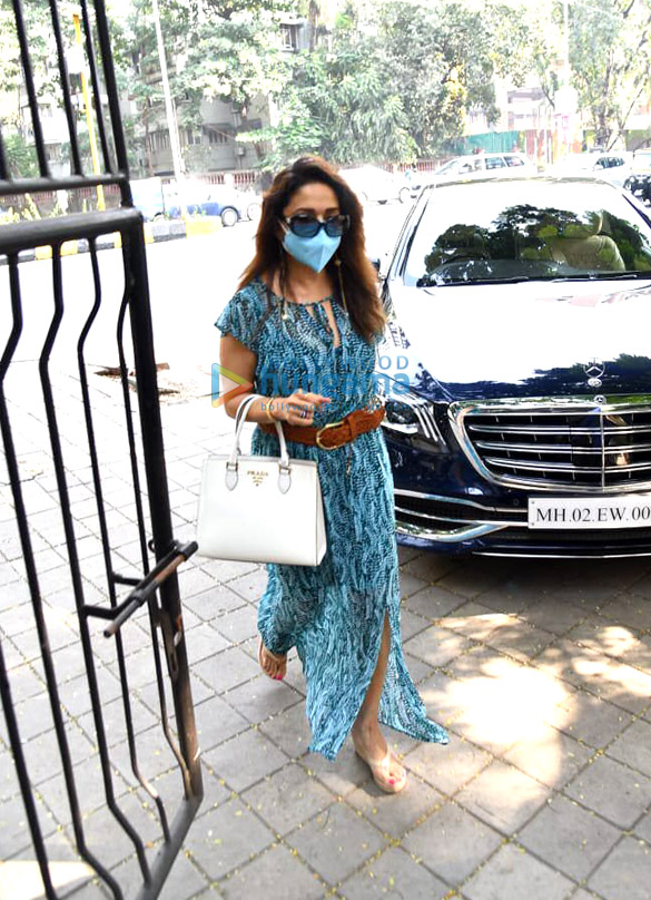 photos madhuri dixit snapped at kromakay salon in juhu 3