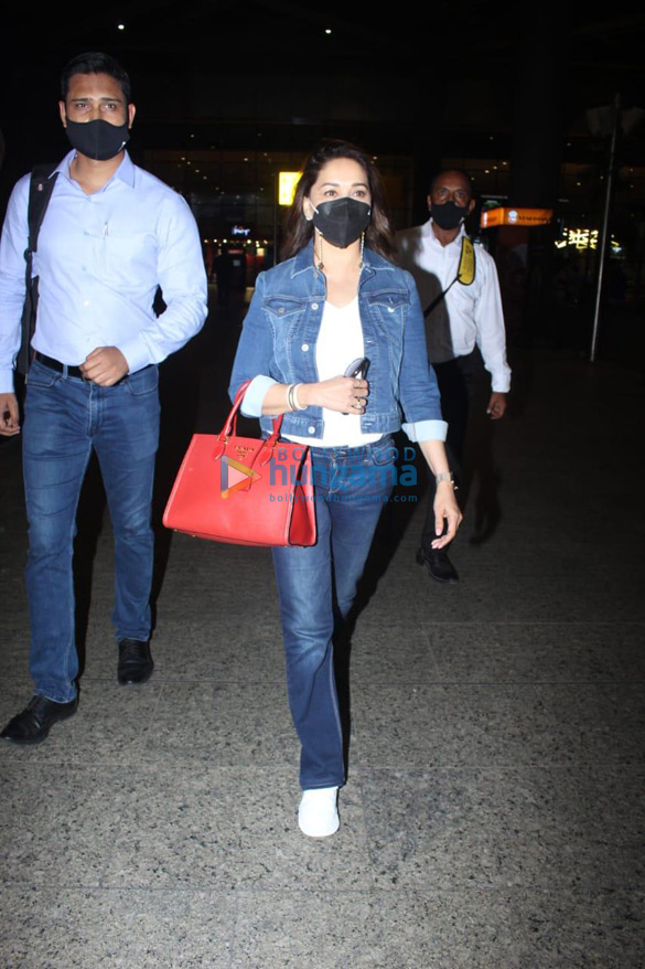 photos saiee manjrekar and madhuri dixit snapped at the airport 3