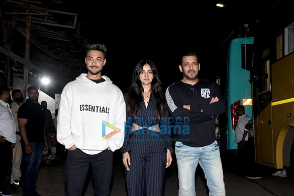 Photos: Salman Khan, Aayush Sharma, Mahima Makwana and others snapped on the sets of The Kapil Sharma Show Photos: Salman Khan, Aayush Sharma, Mahima Makwana and others snapped on the sets of The Kapil Sharma Show
