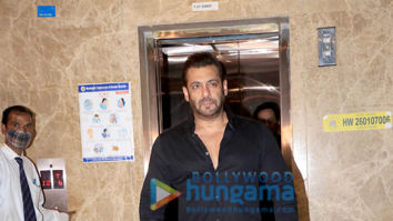 Photos: Salman Khan, Iulia Vantur and others snapped at Ramesh Taurani’s House for Diwali Party