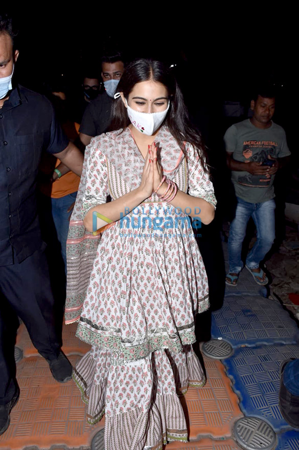 photos sara ali khan and dinesh vijan snapped at versova jetty 1