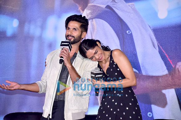photos shahid kapoor mrunal thakur and others snapped at the trailer launch of jersey 6