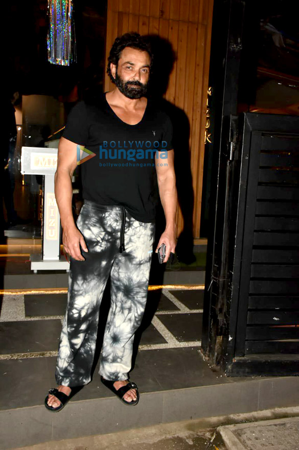 photos shanaya kapoor maheep kapoor seema khan and bobby deol snapped at mizu restaurant in khar 2