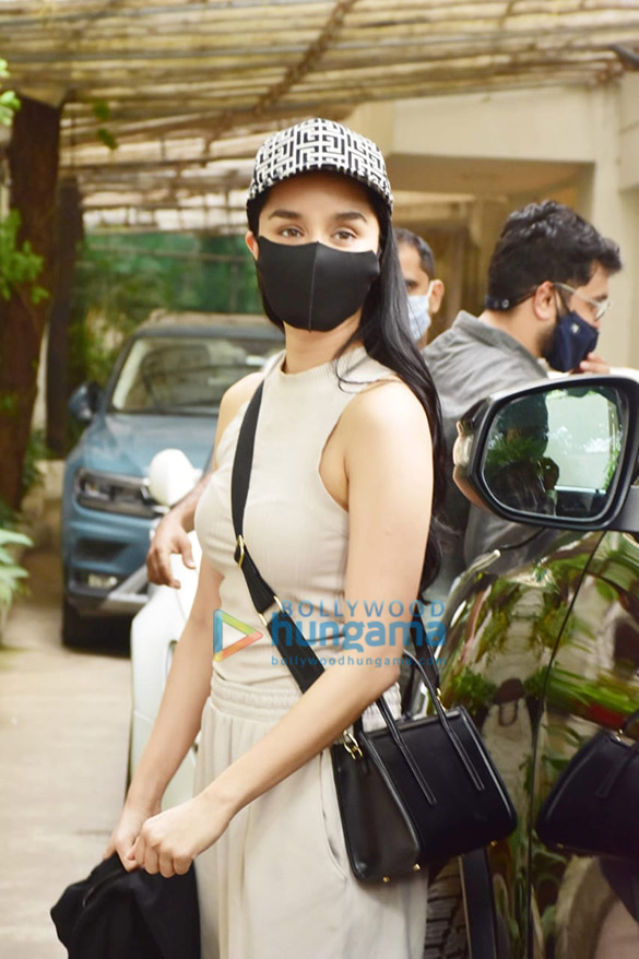 Photos: Shraddha Kapoor snapped at a dubbing studio in Juhu Photos: Shraddha Kapoor snapped at a dubbing studio in Juhu